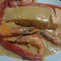 Una foto de Salmón en salsa con camarones