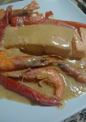 Una foto de Salmón en salsa con camarones