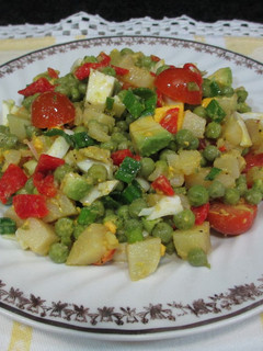 Una foto de Ensalada de guisantes con pimiento rojo, patata y huevo