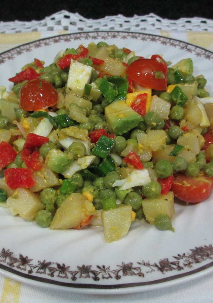 Una foto de Ensalada de guisantes con pimiento rojo, patata y huevo