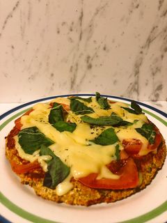 Una foto de Pizza Margarita a base de avena y zucchini con queso de almendras y albahaca fresca