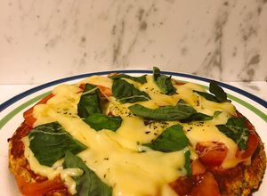 Una foto de Pizza Margarita a base de avena y zucchini con queso de almendras y albahaca fresca