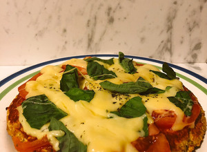 Una foto de Pizza Margarita a base de avena y zucchini con queso de almendras y albahaca fresca