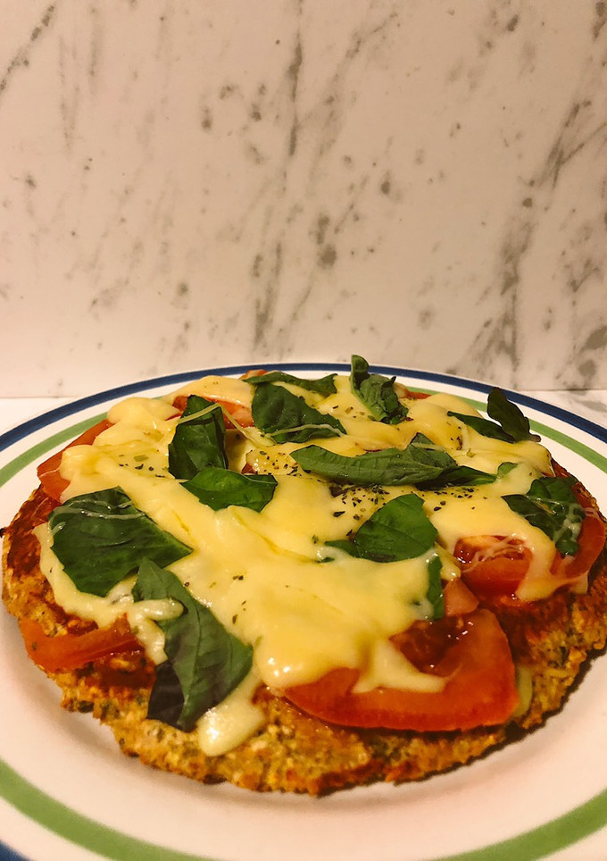 Una foto de Pizza Margarita a base de avena y zucchini con queso de almendras y albahaca fresca