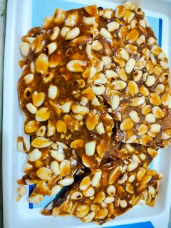 સીંગદાણા ની ચીકી (peanuts chikki recipe in gujarati) રેસીપી મુખ્ય ફોટો