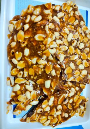 સીંગદાણા ની ચીકી (peanuts chikki recipe in gujarati) રેસીપી મુખ્ય ફોટો