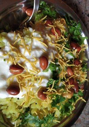 कांदे पोहे आणि दही (pohe ani dahi recipe in marathi) रेसिपी चे मुख्य फोटो 