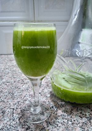 Une photo de Jus brocolis 🥦 / épinards / citron/ orange et dattes