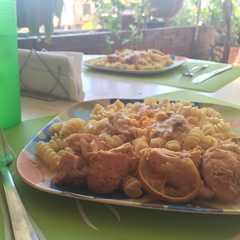 Una foto de Pasta y pollo al horno con limón