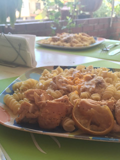 Una foto de Pasta y pollo al horno con limón