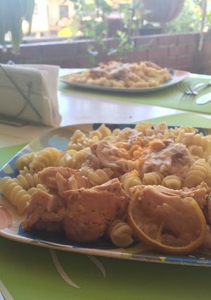 Una foto de Pasta y pollo al horno con limón