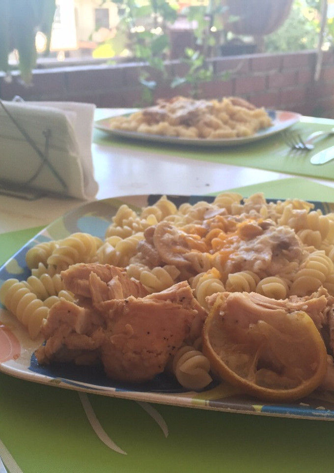 Una foto de Pasta y pollo al horno con limón