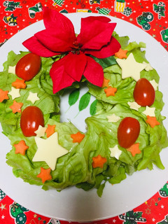 Una foto de Ensalada navideña con vegetales en forma de corona