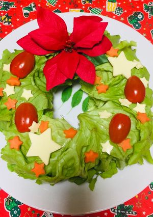 Una foto de Ensalada navideña con vegetales en forma de corona