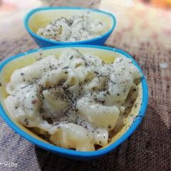 A picture of White sauce pasta.