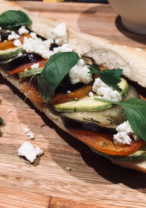Una foto de Ratatouille sobre baguette