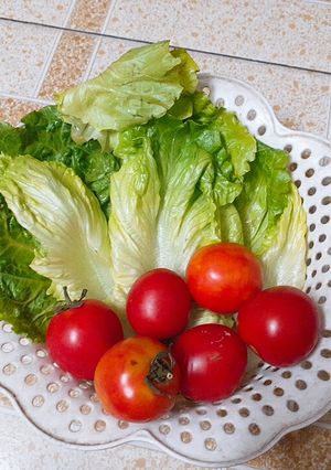 Hình của món Sốt cà chua ăn kèm rau xà lách.
