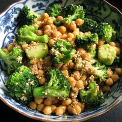 A picture of ‘Goma-ae’ Chickpeas & Broccoli.