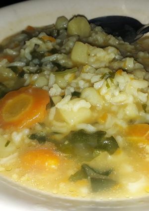 Una foto de Sopa de verduras con arroz
