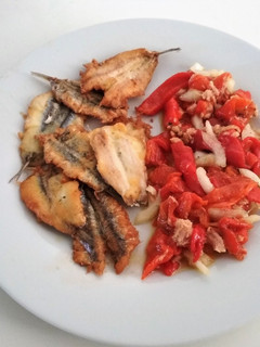 Una foto de Boquerones rebozados con guarnición de pimientos asados