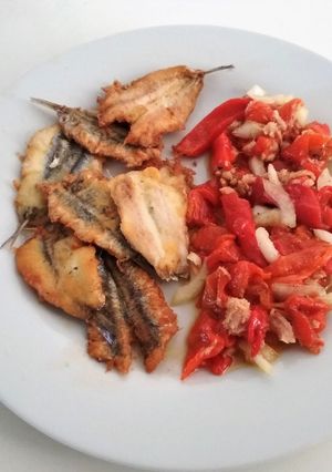 Una foto de Boquerones rebozados con guarnición de pimientos asados