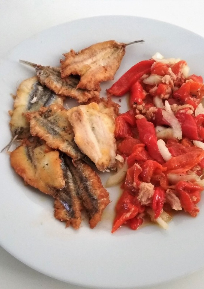Una foto de Boquerones rebozados con guarnición de pimientos asados