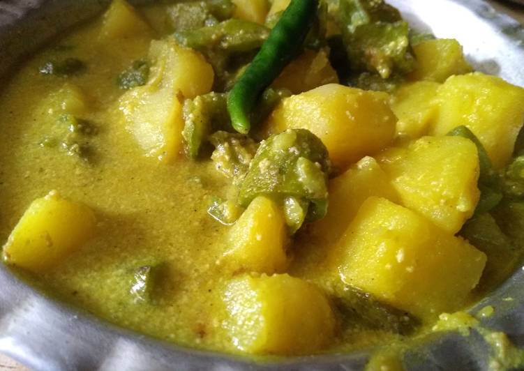 Jhinge aaloo posto(ridged gourd potato poppy seed curry)