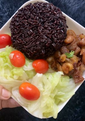 Hình của món Cơm gạo lứt - tôm xào thịt ~ 400calo.