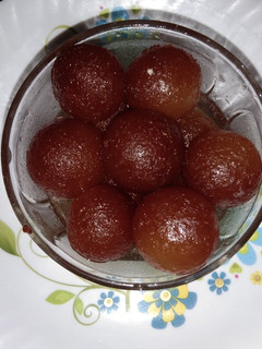 A picture of Gulab Jamun.