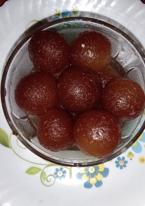 A picture of Gulab Jamun.