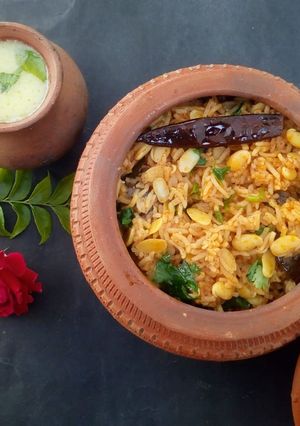 વાલ ની ખીચડી (Val Khichdi Recipe In Gujarati) રેસીપી મુખ્ય ફોટો