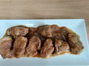 Una foto de solomillo de cerdo en salsa