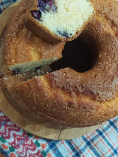 Una foto de Torta de limón y arándanos