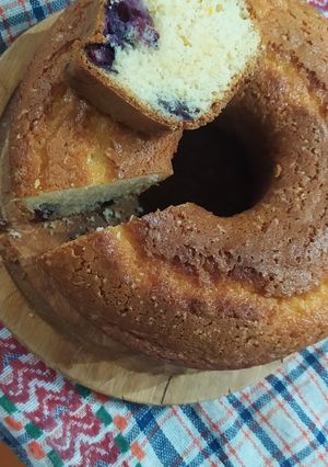Una foto de Torta de limón y arándanos