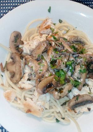 Una foto de Fideos con pollo champiñones y crema