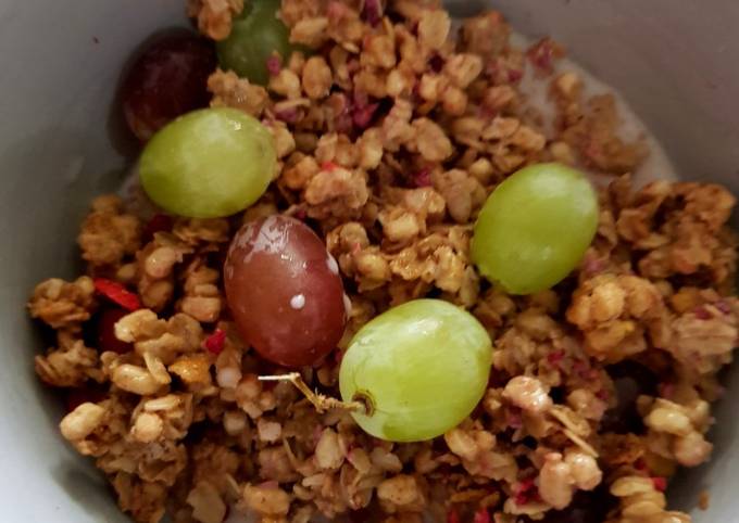 Breakfast Granola with grapes. 😘