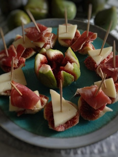 Una foto de Entrante de higos con jamón y queso