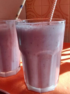 Una foto de Licuado de frutillas y banana con leche