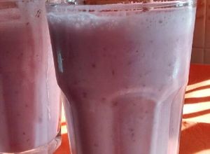 Una foto de Licuado de frutillas y banana con leche