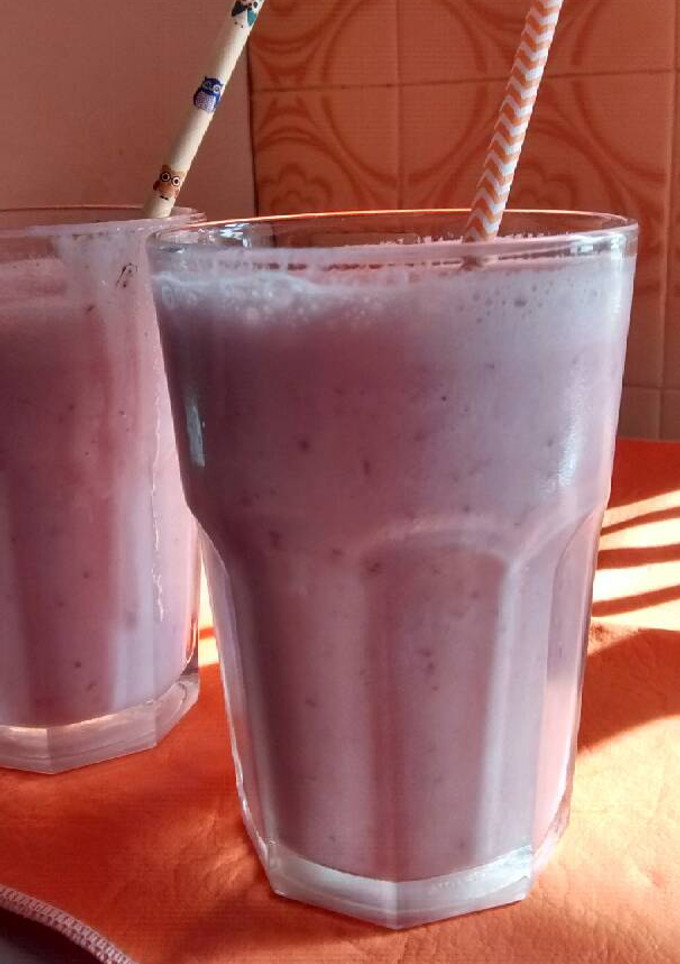 Una foto de Licuado de frutillas y banana con leche
