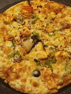 सिसिलिअन व्हेज पनीर पिझ्झा (veg paneer pizza recipe in marathi) रेसिपी चे मुख्य फोटो