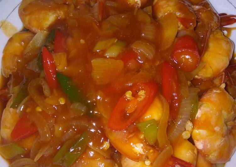 Bagaimana Menyiapkan Udang Asam Manis Pedas, Enak