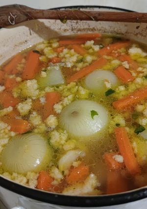 Húsleves egy kis grízgaluskával 😋 recept fotója