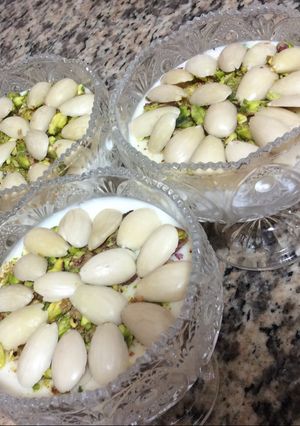 A picture of Lebanese pudding (mhalabieh with honey).
