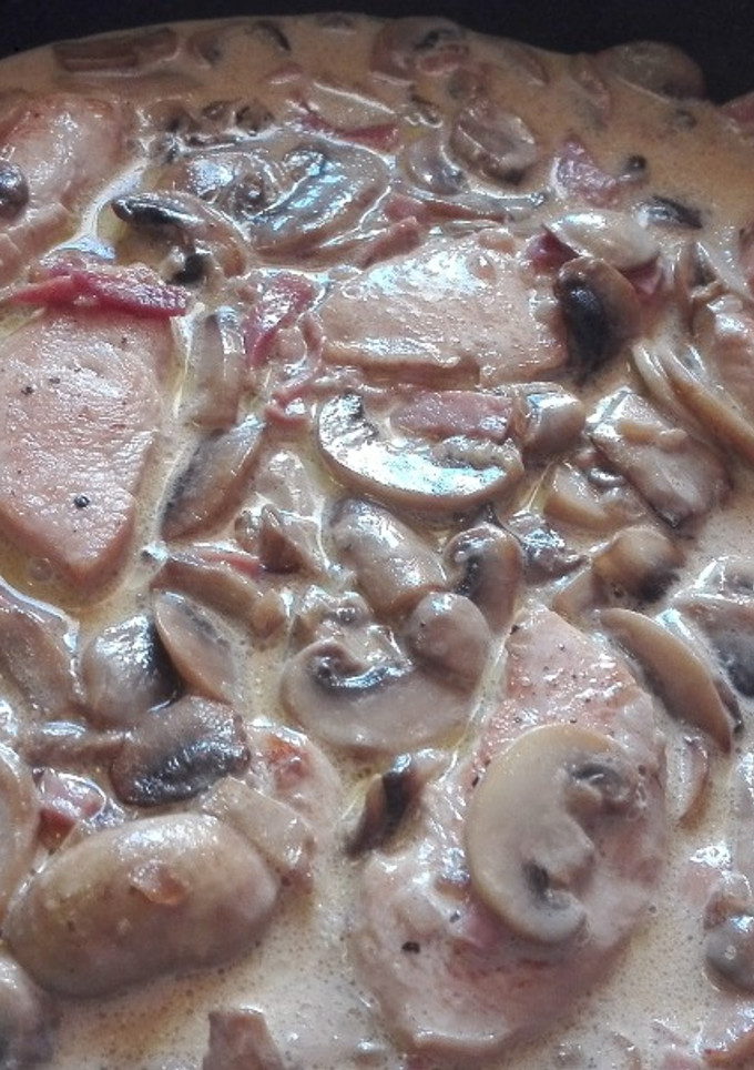 Una foto de Solomillo de pavo con salsa de champiñones y jamón