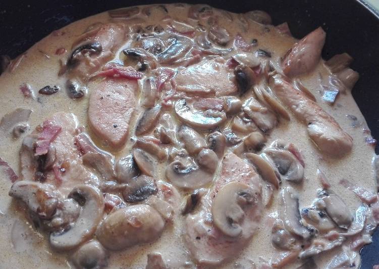 Solomillo de pavo con salsa de champiñones y jamón