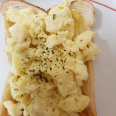 A picture of Scambled Egg on Toast.