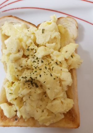 A picture of Scambled Egg on Toast.
