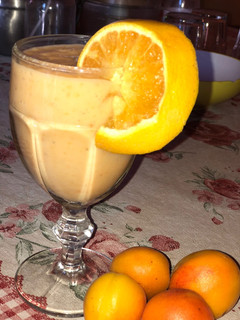 Una foto de Smoothie de Damascos, banana y yogurt 🍑