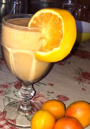 Una foto de Smoothie de Damascos, banana y yogurt 🍑